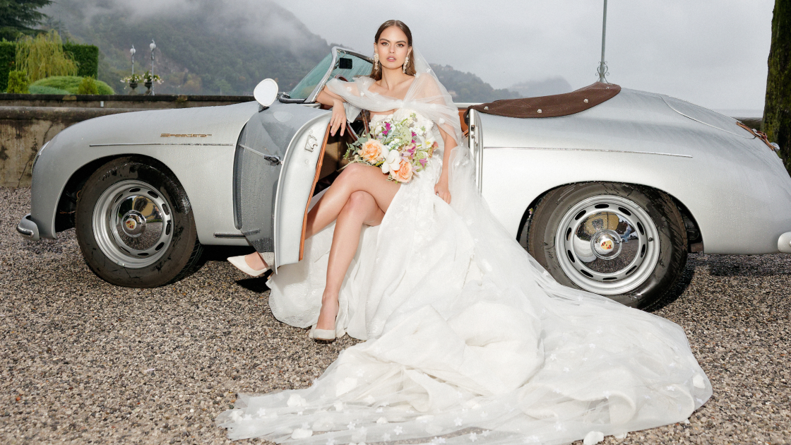 
elegante abito da sposa bianco con un lungo strascico acquista in Italia Dovita 2024